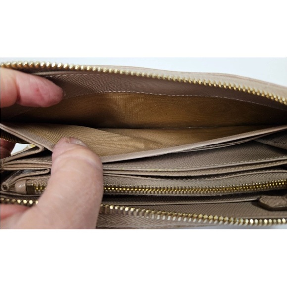 Prada Women's Beige Leather Wallet - Picture 6 of 12